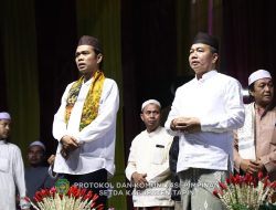 Ustadz Abdul Somad Kenakan Kopiah Jangang Khas Tapin, Dilelang untuk Pesantren Rp5 Juta