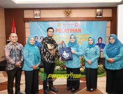 Ketua TP PKK Tapin Buka Bimtek dan Pelatihan Peningkatan Kapasitas Kader TP PKK Desa Hatungun