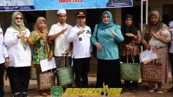 Bupati Tapin Serahkan Dokumen Kependudukan bagi Warga Kurang Mampu di Banua Padang