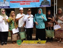 Bupati Tapin Serahkan Dokumen Kependudukan bagi Warga Kurang Mampu di Banua Padang