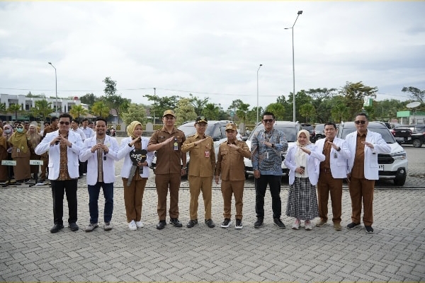Bupati Tapin Serahkan Tujuh Mobil Operasional untuk Dokter Spesialis RSUD Datu Sanggul 1 IMG 20251017 195428