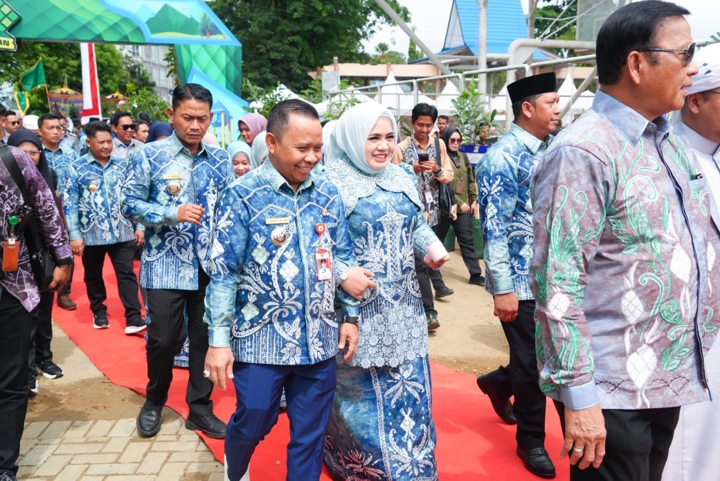 Bupati Tapin Hadiri HUT ke-75 Hulu Sungai Selatan: Perkuat Sinergi Antar-Daerah di Kalsel 1 593349824 122198276630302997 1935946465577356885 n