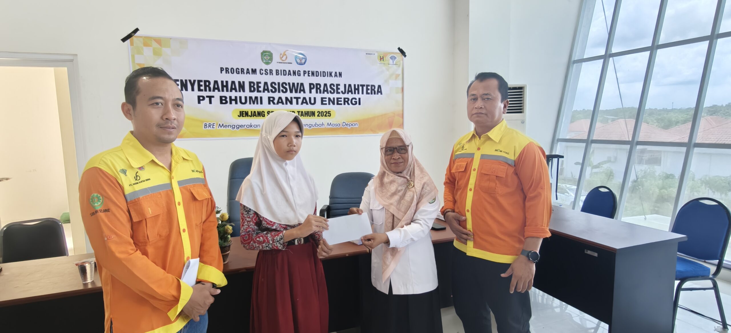 215 Pelajar di Tapin Terima Beasiswa Pendidikan Dari PT BRE 1 IMG20251203115028 scaled