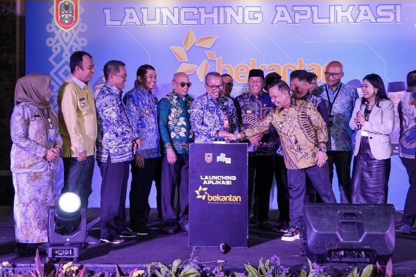Bupati Tapin Hadiri Launching Aplikasi BEKANTAN dan High Level Meeting Forum Investasi Kalsel 2025 1 IMG 20251203 155951