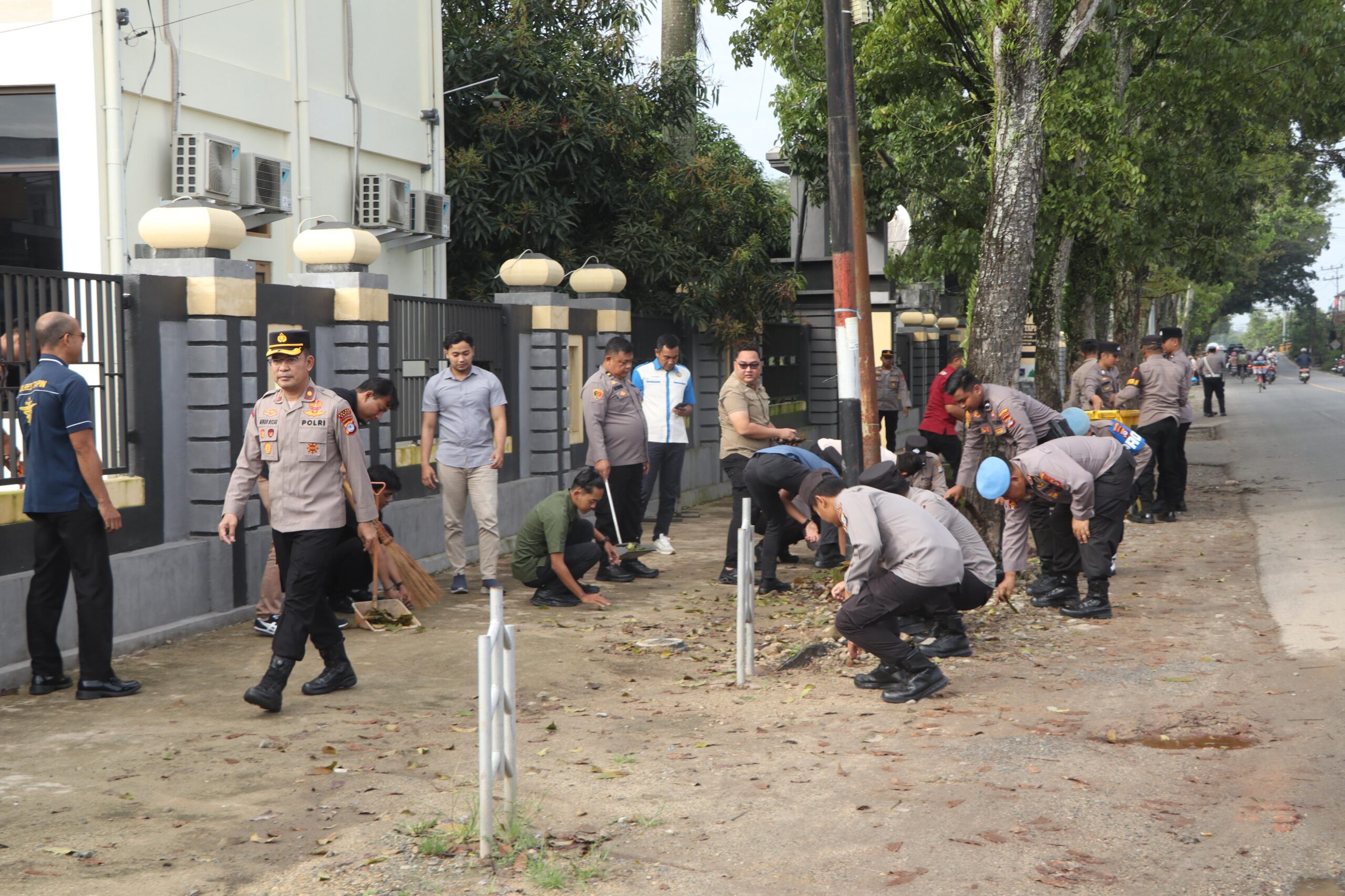 Jelang Ramadhan, Polres Tapin Bersihkan Fasilitas Umum 1 IMG 20260205 WA0022 scaled