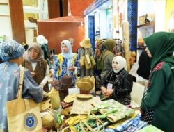 Ketua Dekranasda Tapin Turun Langsung Layani Pembeli di INACRAFT 2026