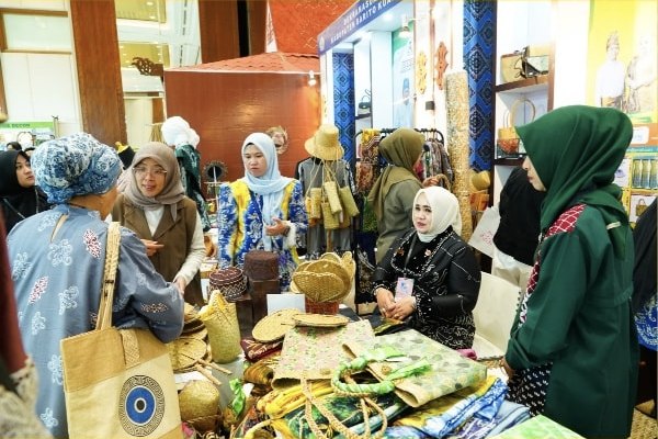 Ketua Dekranasda Tapin Turun Langsung Layani Pembeli di INACRAFT 2026 1 IMG 20260227 152423
