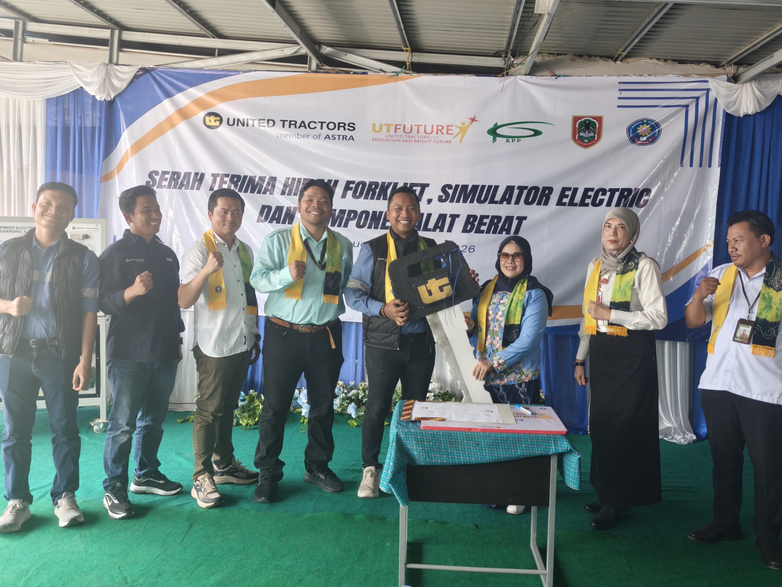 United Tractors Hibahkan Forklift Kepada SMKN 1 Binuang 1 IMG20260422104028 scaled